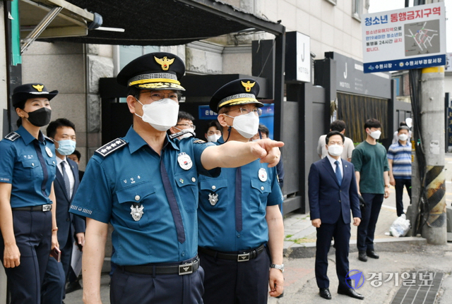 김창룡 경찰청장, 김원준 경기남부경찰청장 등이 30일 오후 폐쇄 뒤 새롭게 변모하고 있는 수원역 성매매집결지 일대를 시찰하고 있다. 김시범기자