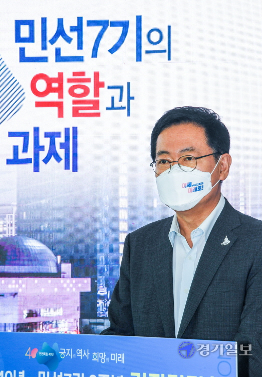박남춘 인천시장이 1일 오후 인천 중구 베스트웨스턴 하버파크호텔에서 '민선7기의 역할과 과제' 기자 간담회를 하고 있다. 장용준기자
