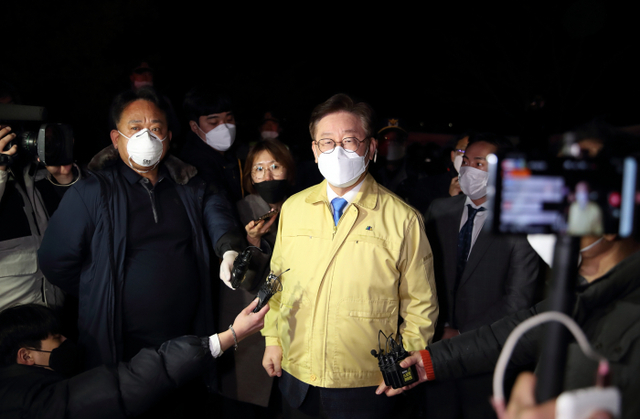 2020년 3월2일 오후 이만희 신천지예수교 총회장의 검체 채취 등 역학조사를 위해 경기도 가평군 신천지예수교회 연수원(평화의 궁전)을 찾은 이재명 경기도지사가 기자들의 질문에 답하고 있다