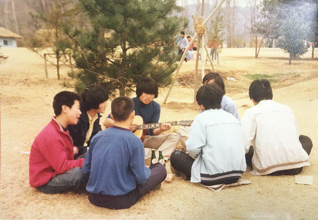 이재명2_소년공 시절 동료 형들과 첫 야유회 (붉은 옷)