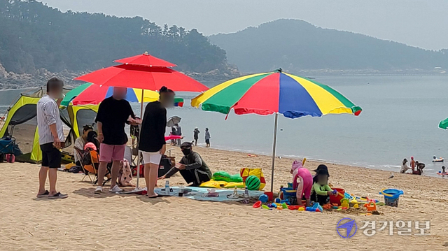 인천지역 해수욕장 개장 첫날인 1일 오후 인천시 중구 을왕동 왕산해수욕장에서 이용객들이 마스크 미착용, 집합금지 위반 등 방역수칙을 지키지 않고 있다. 김보람기자