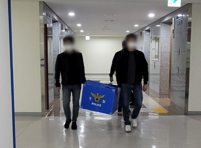 경기남부경찰청 강력범죄수사대가 지난 5월 서울 강남의 브이글로벌 사무실 등을 압수수색하고 있다. 연합뉴스