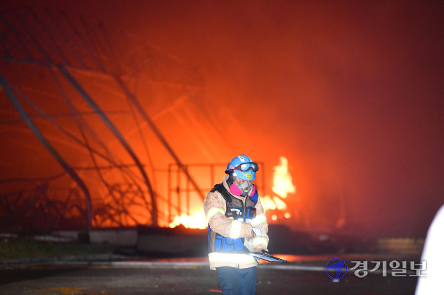 2일 밤 시흥시 정왕동 시화공단 내 스펀지 제조공장에서 큰불이 나 소방당국이 진화작업을 벌이고 있다.조주현기자