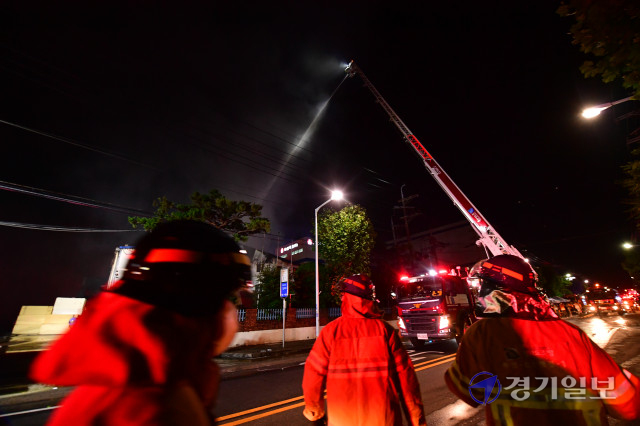 2일 밤 시흥시 정왕동 시화공단 내 스펀지 제조공장에서 큰불이 나 소방당국이 진화작업을 벌이고 있다.조주현기자