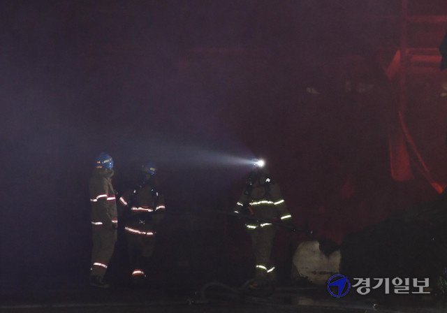2일 밤 시흥시 정왕동 시화공단 내 스펀지 제조공장에서 큰불이 나 소방당국이 진화작업을 벌이고 있다.조주현기자