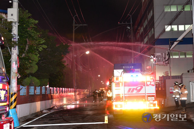2일 밤 시흥시 정왕동 시화공단 내 스펀지 제조공장에서 큰불이 나 소방당국이 진화작업을 벌이고 있다.조주현기자