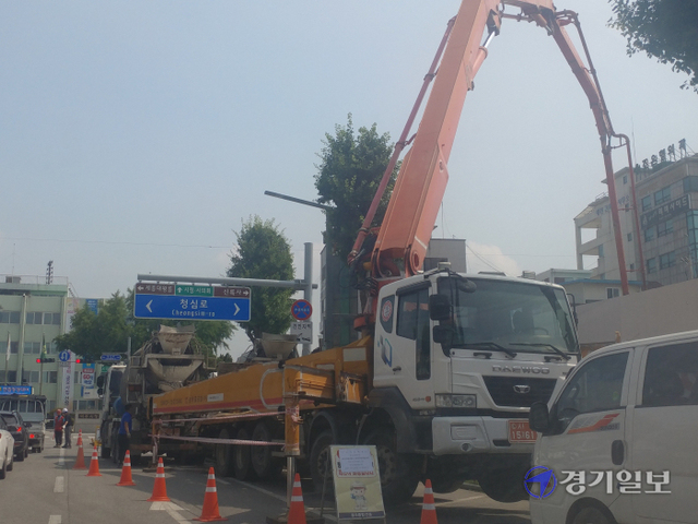 여주시 홍문동 여주시 홍문동 CGV 영화관 신축현장에서 시공사가 도로를 무단 점용, 공사를 강행하고 있어 물의를 빚고 있다. 사진은 CGV 영화관 신축현장. 류진동기자
