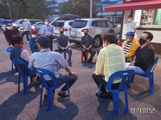 최대호 안양시장은 지난 2일 새벽 안양삼덕공원 인력시장을 방문, 일용직 근로자들의 애로사항을 경청하고 안전사고 예방을 당부했다.(사진=노성우기자)