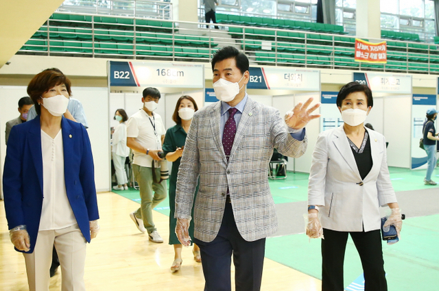 김상돈 의왕시장이 윤미경 의왕시의장, 이랑이 의왕시의회 부의장과 함께 채용박람회장을 돌아보고 있다. 의왕시 제공
