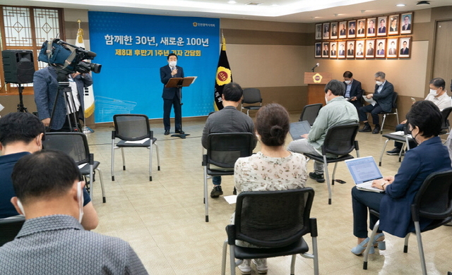 신은호 인천시의회 의장이 6일 시의회 집무실에서 개원 30주년을 맞아 '함께한 30년, 새로운 100년’ 다짐’  기자간담회를 하고 있다. 인천시의회 제공