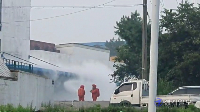 7일 오전 김포시 대곶면 한 냉동업체에서 암모니아 물질 누출사고가 발생, 근로자들이 긴급대피하는 소동이 벌어졌다. 사진은 출동한 소방당국이 현장을 정리하는 모습. 김포소방서 제공