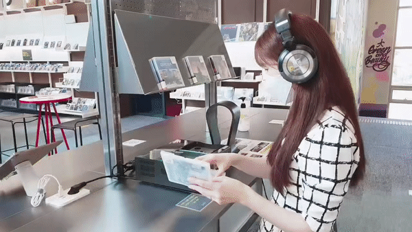 ▲플레이어 기기에 CD를 넣고 버튼을 누르자 CD가 힘차게 돌아간다. 돌아가며 내는 ‘위잉’ 소리가 사소하지만 색다른 재미를 준다.