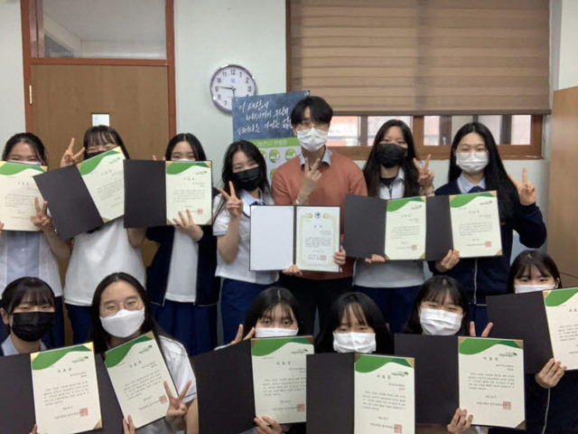초록우산 어린이재단 나눔실천리더 10기 우수학교로 선정된 수원 동우여자고등학교 제34대 학생회 학생들이 기념사진을 촬영하고 있다. 초록우산 어린이재단 제공