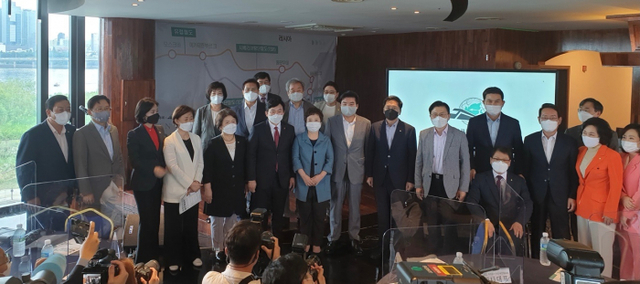 원유철 유라시아 큰길 정책연구원 이사장(전 미래한국당 대표)은 7일 여의도 마리나 컨벤션센터에서 ‘유라시아 큰길 비전 발표회’를 개최했다.  (유라시아 큰길 정책연구원 제공)