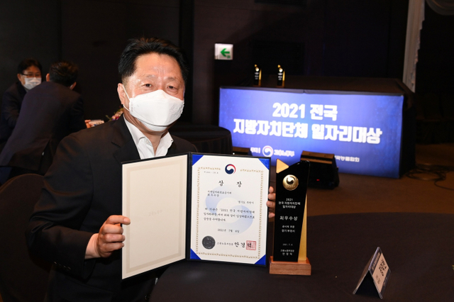 1-3.+장덕천+부천시장이+상장을+들고+기념촬영을+하고+있다