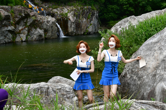9일 가평군 용소폭포에서 열린 ‘2021 경기지역화폐 31개 시ㆍ군 데이트 시즌2’(부제 야호! 여름이다!!!) 행사에 출연한 가수 ‘윙크’의 강주희ㆍ강승희씨가 용소폭포를 홍보하고 있다. (사진=조주현기자)