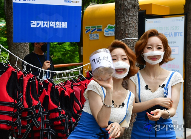 9일 가평군 북면 도대리 용소폭포 일대에서 열린 '2021 경기지역화폐 31개 시·군 데이트 시즌2(부제: 야호! 여름이다!!!)'에서 가평군 홍보대사인 가수 윙크가 지역화폐와 청정계곡 복원 사업 등경기도 주요 정책과 지역특산물과 관광지 등을 온라인을 통해 도민에게 소개하고 있다. 조주현기자