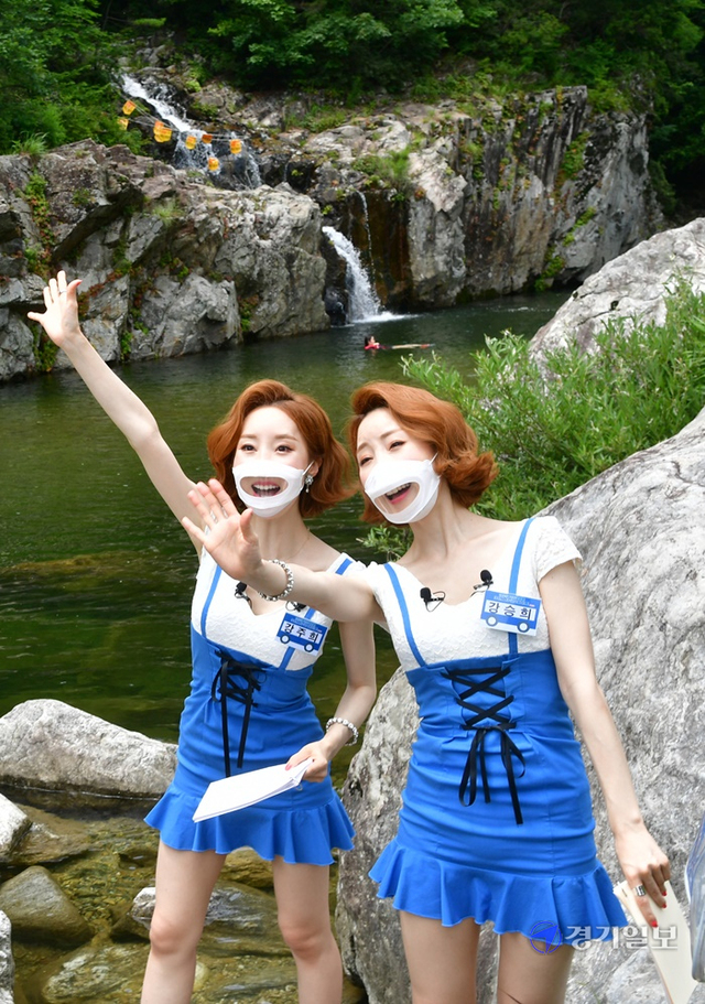 9일 가평군 북면 도대리 용소폭포 일대에서 열린 '2021 경기지역화폐 31개 시·군 데이트 시즌2(부제: 야호! 여름이다!!!)'에서 가평군 홍보대사인 가수 윙크가 지역화폐와 청정계곡 복원 사업 등경기도 주요 정책과 지역특산물과 관광지 등을 온라인을 통해 도민에게 소개하고 있다. 조주현기자