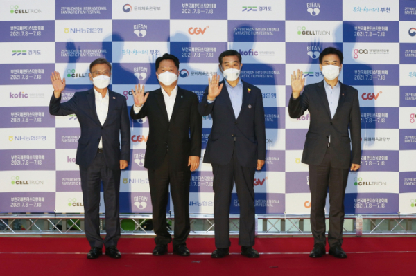 정하영 김포시장, 장덕천 부천시장, 윤화섭 안산시장, 서철모 화성시장이 포토존에서 기념촬영을 하고 있다.