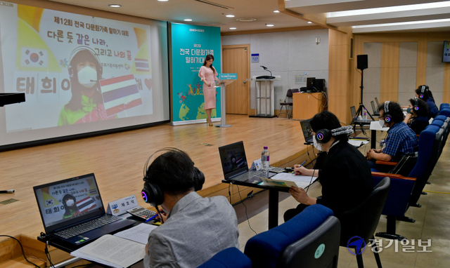 10일 오후 경기도인재개발원에서 열린 '제12회 전국 다문화가족 말하기대회' 본선에서 화상으로 대회참가자가 웅변을 하고 있다. '전국 다문화가족 말하기대회'는 결혼이민자와 다문화가족 자녀의 한국어 학습 동기 부여와 글로벌 인재 양성을 위해 2009년부터 매년 열리고 있으나 올해는 코로나19 상황을 고려해 비대면 온라인 경연으로 진행됐다. 윤원규 기자