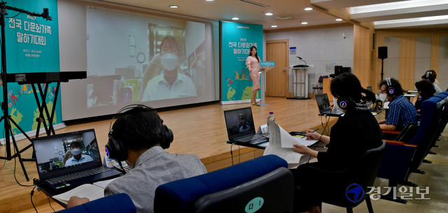 10일 오후 경기도인재개발원에서 열린 '제12회 전국 다문화가족 말하기대회' 본선에서 화상으로 대회참가자가 웅변을 하고 있다. '전국 다문화가족 말하기대회'는 결혼이민자와 다문화가족 자녀의 한국어 학습 동기 부여와 글로벌 인재 양성을 위해 2009년부터 매년 열리고 있으나 올해는 코로나19 상황을 고려해 비대면 온라인 경연으로 진행됐다. 윤원규 기자