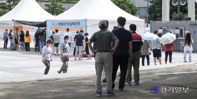 하루 코로나19 신규 확진자 수가 1천200명을 넘어선 7일 오전 인천종합문예회관 광장에 설치한 남동구 코로나19 선별 검사소에 검체 검사를 받으려는 시민들이 줄지어 서 있다. 장용준기자