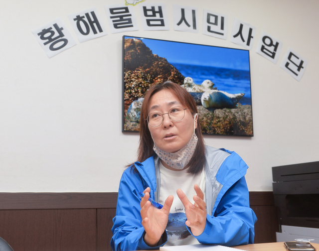 인천 백령도에서 18년째 점박이물범에 등을 관찰하고 있는 박정운 인천녹색연합 황해물범시민사업단장. 장용준기자