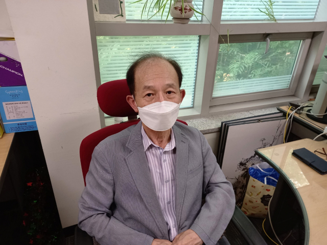 안양시 동안구 평촌동의 40년 동네 봉사꾼인 마당발 염인섭씨. 노성우 기자
