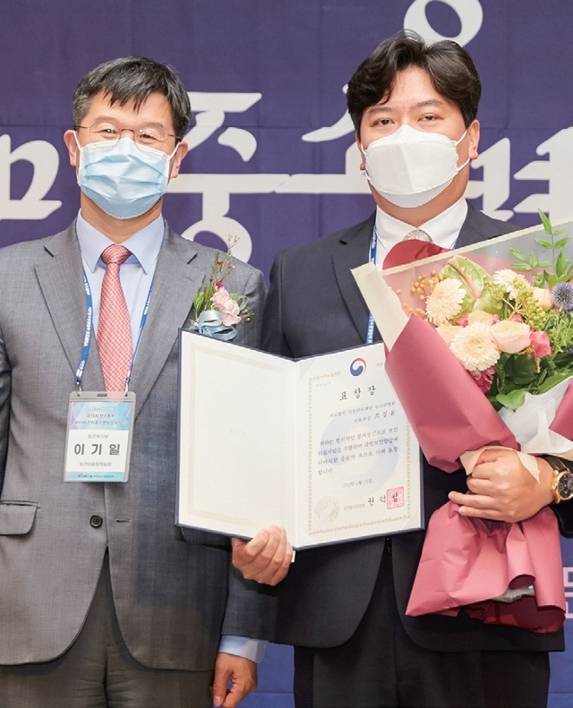 조성윤 뉴고려병원 진료부장(오른쪽)이 시상식에서 사진촬영을 하고 있다.