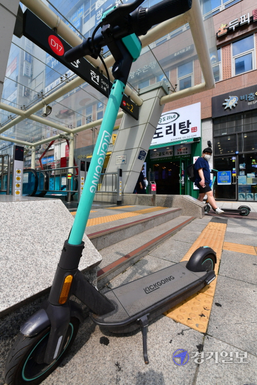 12일 오후 용인시 수지구 상현역 앞에 설치된 전동킥보드 등 개인형 이동장치(PM) 전용 주차 공간에 자전거들이 잔뜩 세워져 있어 관리가 필요하다는 지적이 일고 있다.  조주현기자