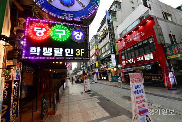 수도권에 사회적 거리두기 4단계 적용 첫날인 12일 오후 7시 30분께 수원역 로데오거리 일대가 한산한 모습을 보이고 있다. 한 시민은 “지난 1982년 1월 5일에 해제됐던 야간 통행금지 제도가 마치 오늘 부활한 듯 하다”고 말했다. 조주현기자