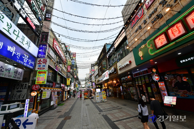 수도권에 사회적 거리두기 4단계 적용 첫날인 12일 오후 7시 30분께 수원역 로데오거리 일대가 한산한 모습을 보이고 있다. 한 시민은 “지난 1982년 1월 5일에 해제됐던 야간 통행금지 제도가 마치 오늘 부활한 듯 하다”고 말했다. 조주현기자