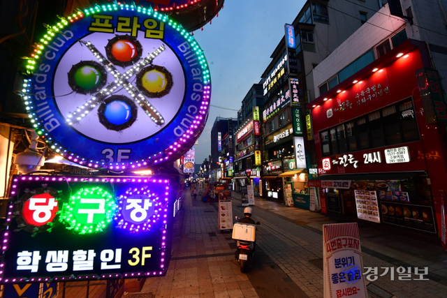 수도권에 사회적 거리두기 4단계 적용 첫날인 12일 오후 7시 30분께 수원역 로데오거리 일대가 한산한 모습을 보이고 있다. 한 시민은 “지난 1982년 1월 5일에 해제됐던 야간 통행금지 제도가 마치 오늘 부활한 듯 하다”고 말했다. 조주현기자