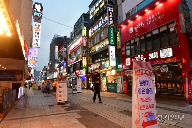 수도권에 사회적 거리두기 4단계 적용 첫날인 12일 오후 7시 30분께 수원역 로데오거리 일대가 한산한 모습을 보이고 있다. 한 시민은 “지난 1982년 1월 5일에 해제됐던 야간 통행금지 제도가 마치 오늘 부활한 듯 하다”고 말했다. 조주현기자