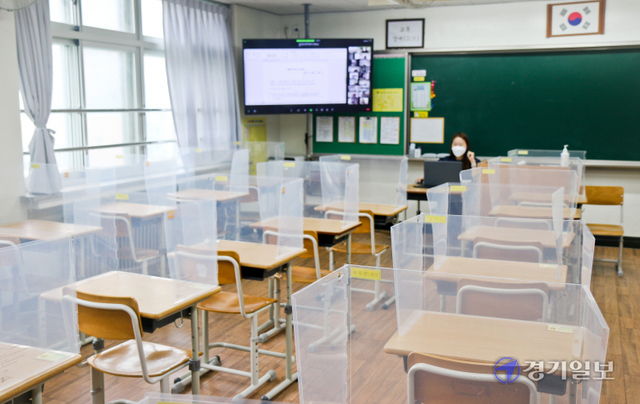 전면 원격수업이 실시된 12일 성남 정자중학교에서 교사가 모니터를 통해 학생들과 대화를 나누고 있다. 박준상기자