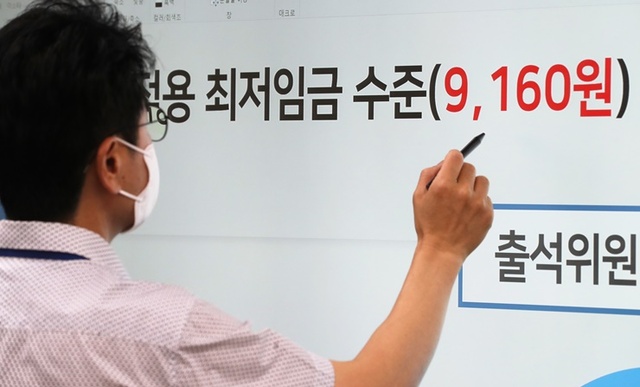 내년도 시간당 최저임금이 올해보다 5.1% 오른 9천160원으로 결정됐다. 연합뉴스