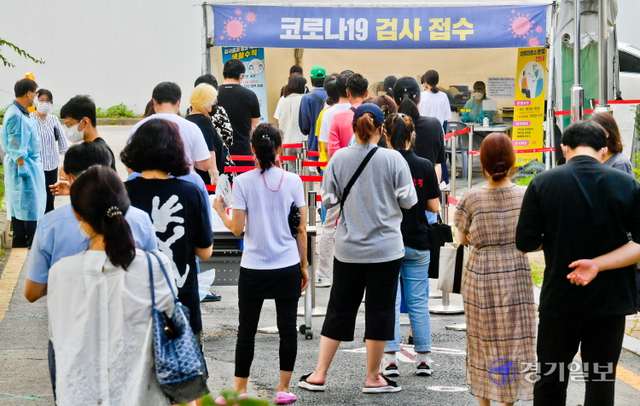 13일 오후 의왕시보건소 선별진료소에서 시민들이 코로나19 검사를 받기위해 줄지어 대기하고 있다. 코로나19 확산세가 거세지면서 이날 경기도는 임시선별진료소 운영시간 연장, 방역취약업종 종사자의 선제적 진단검사 등 특별방역대책을 발표했다. 윤원규기자