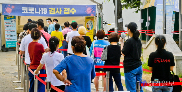13일 오후 의왕시보건소 선별진료소에서 시민들이 코로나19 검사를 받기위해 줄지어 대기하고 있다. 코로나19 확산세가 거세지면서 이날 경기도는 임시선별진료소 운영시간 연장, 방역취약업종 종사자의 선제적 진단검사 등 특별방역대책을 발표했다. 윤원규기자