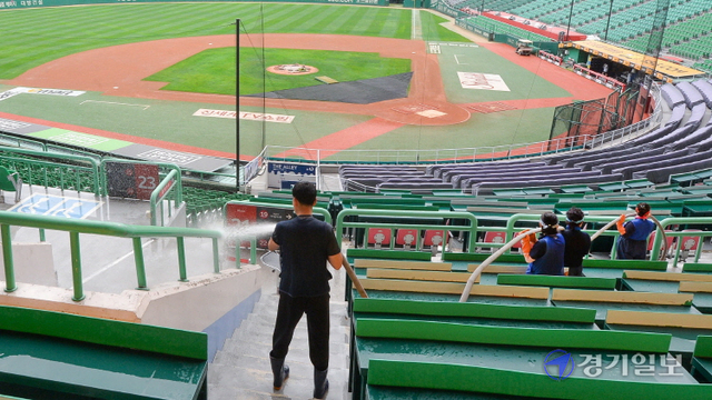 코로나19 여파로 KBO 리그 전반기 잔여 경기가 전격 중단한 13일 전광판이 꺼진 인천 미추홀구 인천SSG 랜더스필드에서 관계자들이 물청소를 하고 있다.  KBO는 이날부터 18일까지 편성한 KBO 리그 전반기 잔여 경기(30경기)와 21일까지의 퓨처스리그 경기(35경기)를 추후 편성해 특별한 사유가 없는 한 시즌 720경기를 정상 개최할 예정이다. 장용준기자