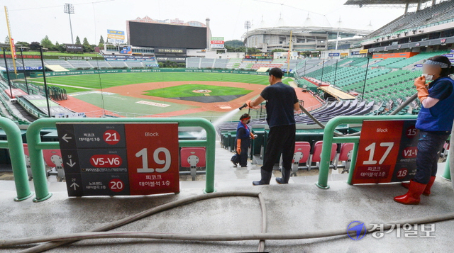 코로나19 여파로 KBO 리그 전반기 잔여 경기가 전격 중단한 13일 전광판이 꺼진 인천 미추홀구 인천SSG 랜더스필드에서 관계자들이 물청소를 하고 있다.  KBO는 이날부터 18일까지 편성한 KBO 리그 전반기 잔여 경기(30경기)와 21일까지의 퓨처스리그 경기(35경기)를 추후 편성해 특별한 사유가 없는 한 시즌 720경기를 정상 개최할 예정이다. 장용준기자
