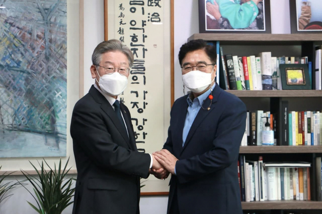 더불어민주당 대선 주자인이재명 경기도지사가 14일 국회 의원회관에서 공식 지지를 선언한 우원식 의원과 인사를 나누고 있다. 이재명캠프