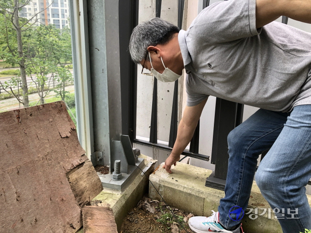 임병태 비전아이파크아파트 입주자대표회장이 옹벽 갈라짐이 발생한 곳을 손으로 가리키고 있다. 정정화기자