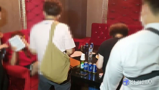 수도권 사회적 거리두기 4단계 격상에도 심야 ‘배짱영업’을 이어가던 유흥업소가 무더기로 적발됐다. 경기남부경찰청 제공