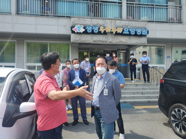 정동균 양평군수가 14일 오후 용문면 화전2리를 방문, 주민들과 생생누리요양병원 관계자와 면담, 중재에 나서고 있다. 황선주기자