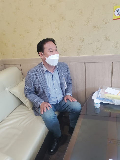 정동균 양평군수가 14일 오후 용문면 화전2리를 방문, 주민들과 생생누리요양병원 관계자와 면담, 중재에 나서고 있다. 황선주기자