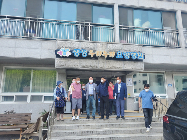 정동균 양평군수가 14일 오후 용문면 화전2리를 방문, 주민들과 생생누리요양병원 관계자와 면담, 중재에 나서고 있다. 황선주기자