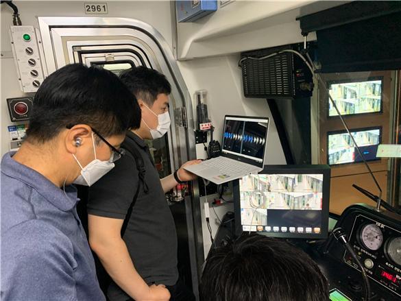 도시철도 전동차에서 국제 철도규격 만족 및 안전대응성을 시연하는 모습. 한국철도기술연구원 제공