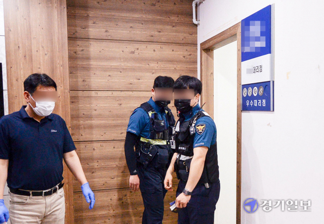 15일 오전 대표와 직원이 다투다 서로에게 흉기를 휘둘러 2명이 숨진 인천 계양구의 한 대형 자동차 대리점에서 경찰이 현장감식을 하고 있다. 장용준기자