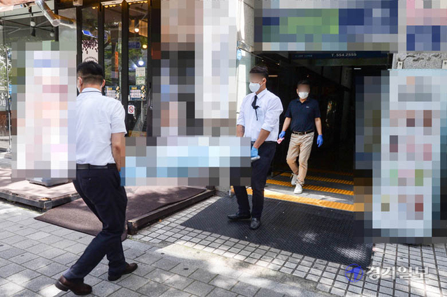 15일 오전 대표와 직원이 다투다 서로에게 흉기를 휘둘러 2명이 숨진 인천 계양구의 한 대형 자동차 대리점에서 장례식장 관계자가 시신을 옮기고 있다. 장용준기자