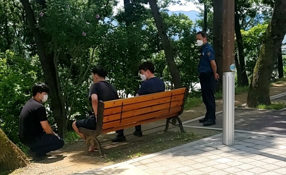 14일 양평경찰서 직원들이  지적장애를 가진 주민A씨의 고민을 들어주며 위로하고 있다.